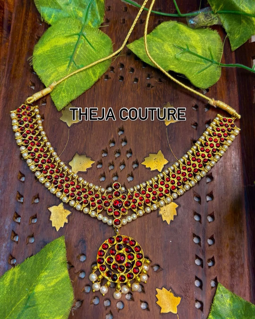 Red with white kemp short necklace