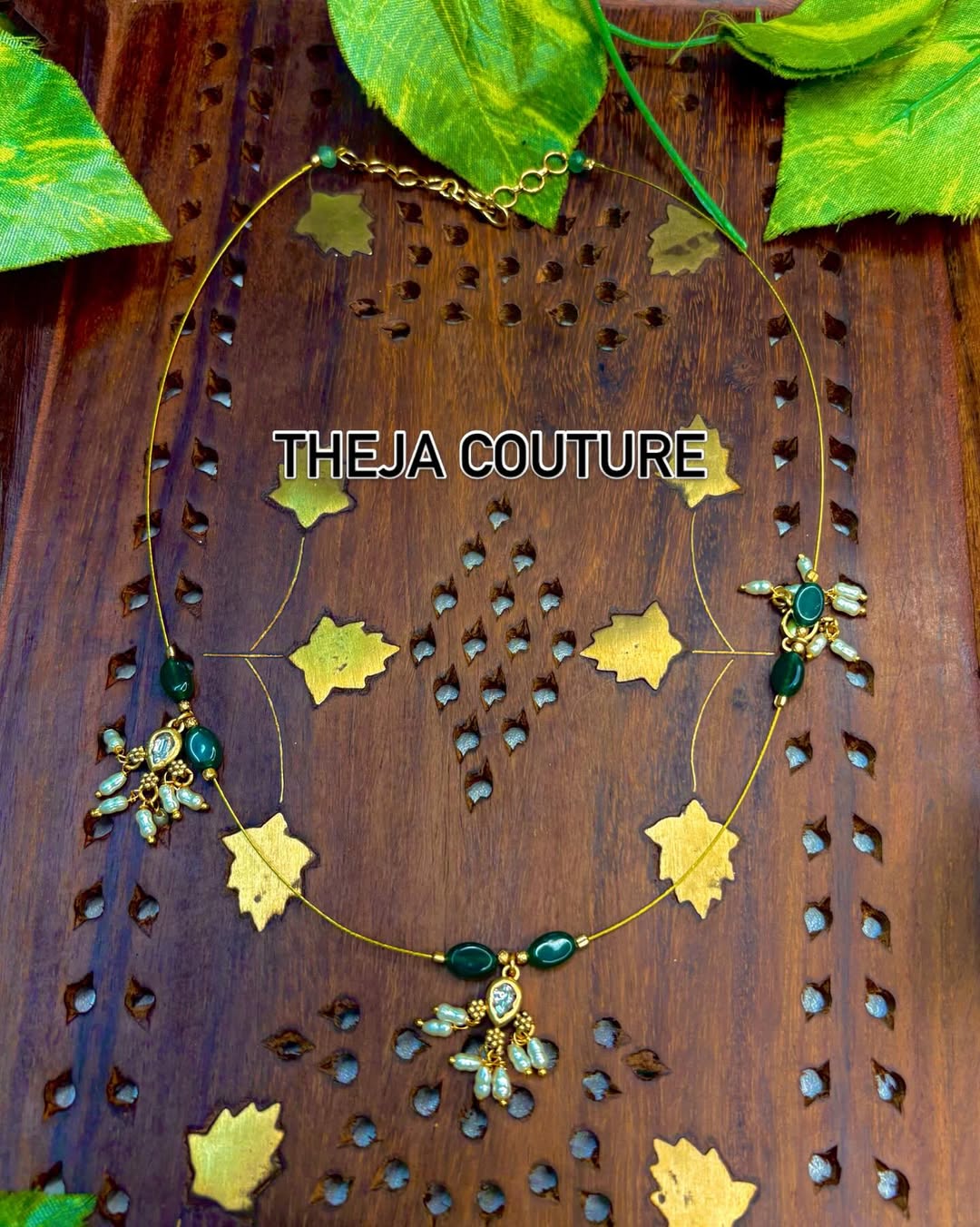 Short wire chain with greenbeads