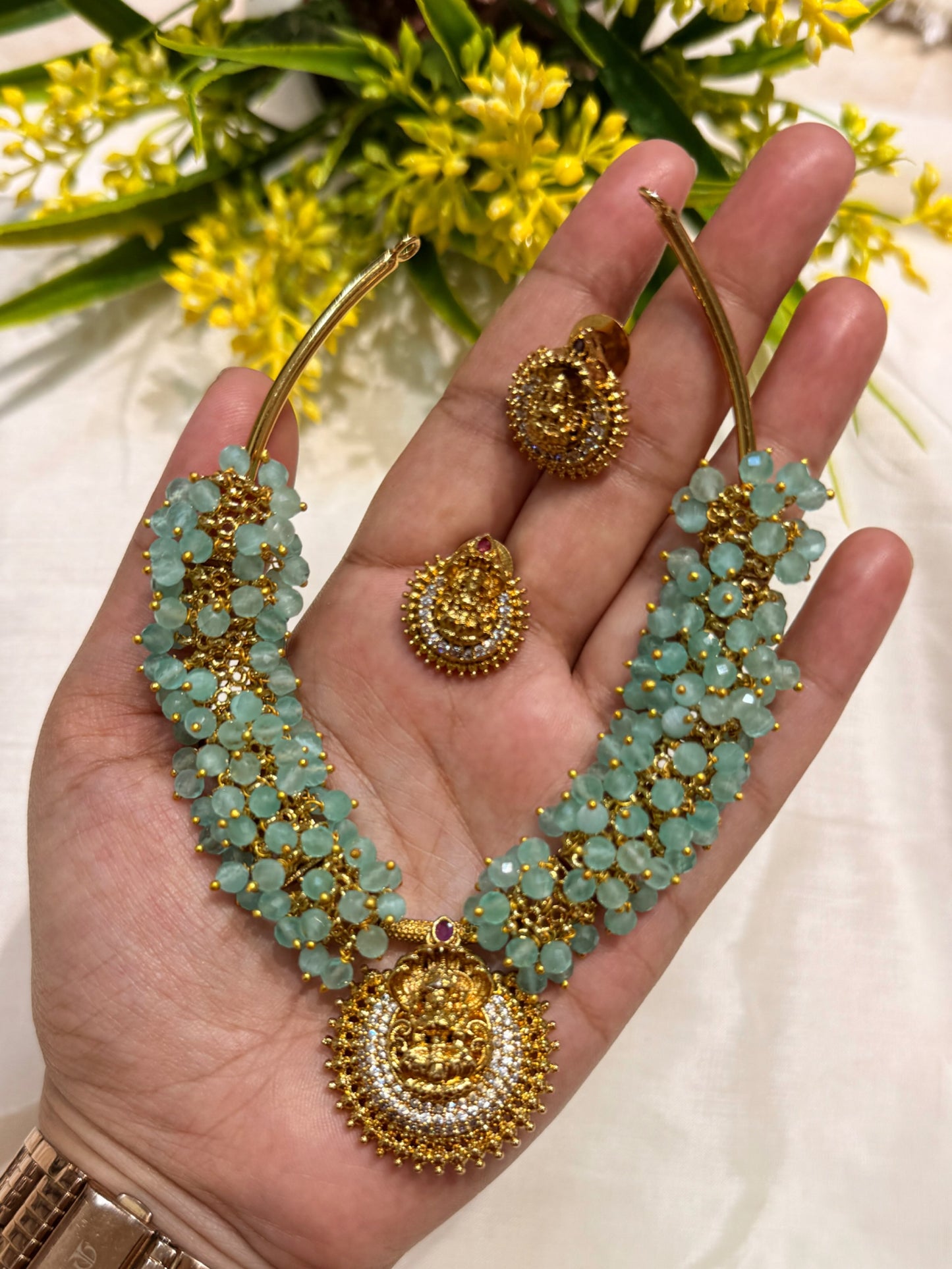 Pista green short necklace.