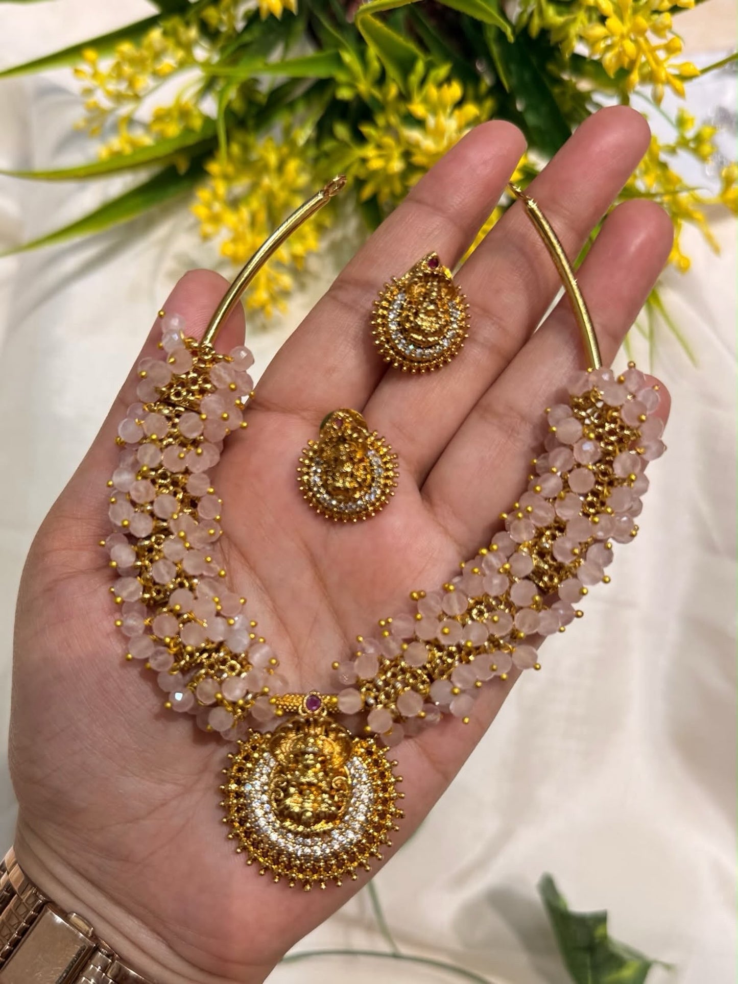 Peach crystal short necklace
