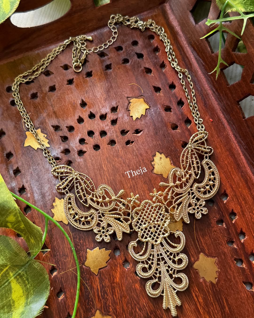 Fancy gold short necklace