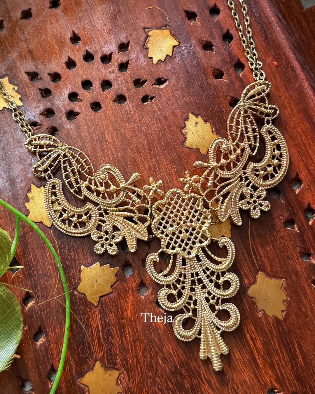 Fancy gold short necklace