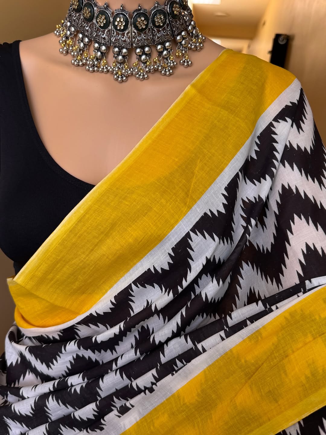 WHITE COTTON PRINTED SAREE WITH BLACK ZIGZAG