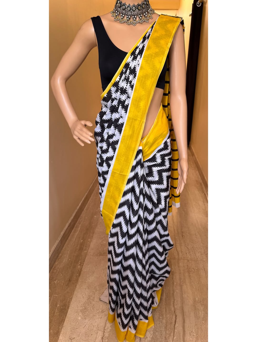 WHITE COTTON PRINTED SAREE WITH BLACK ZIGZAG