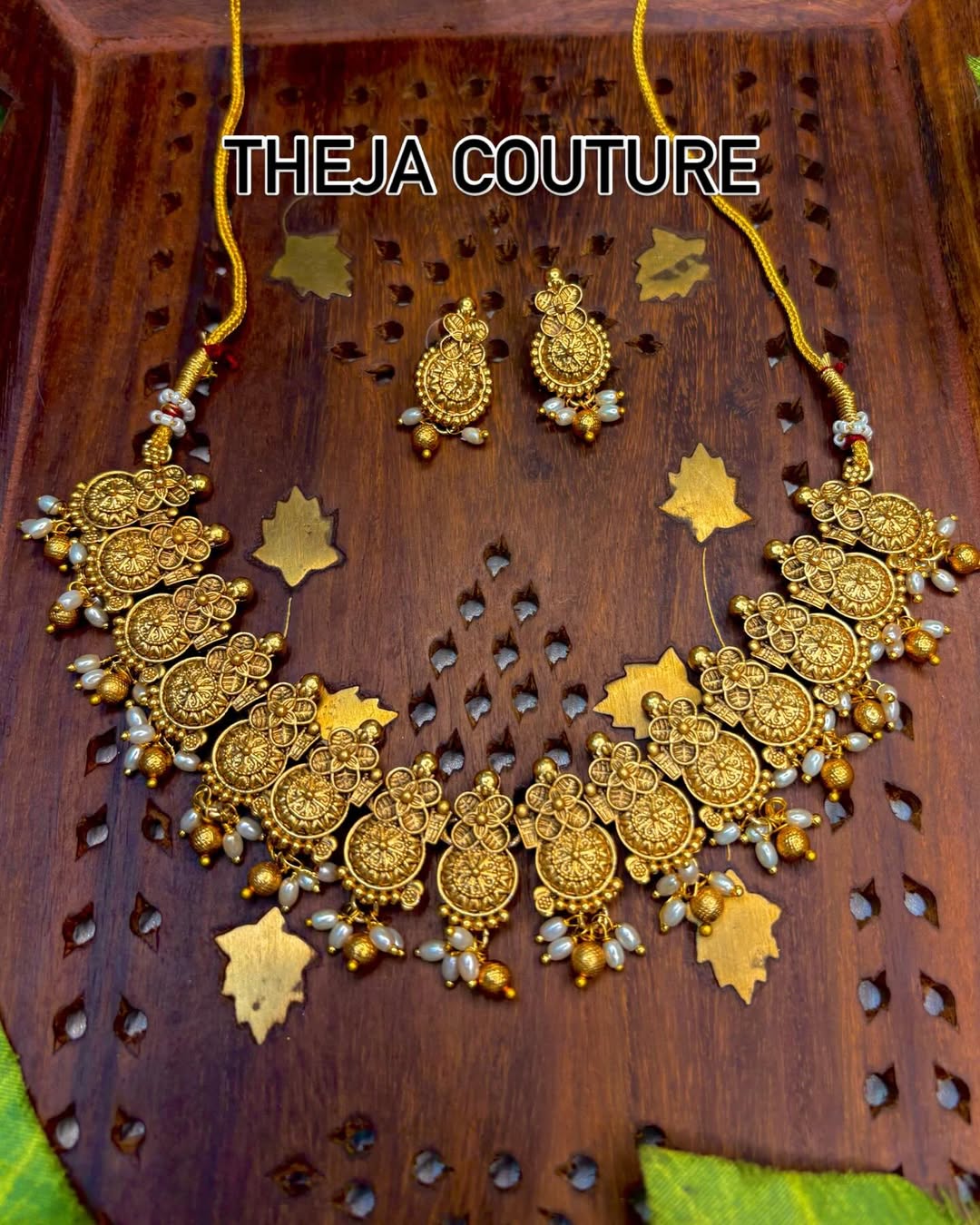 Short floral antique design necklace