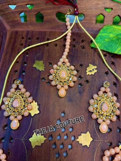 Peach beads short choker