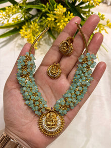 Pista green short necklace.