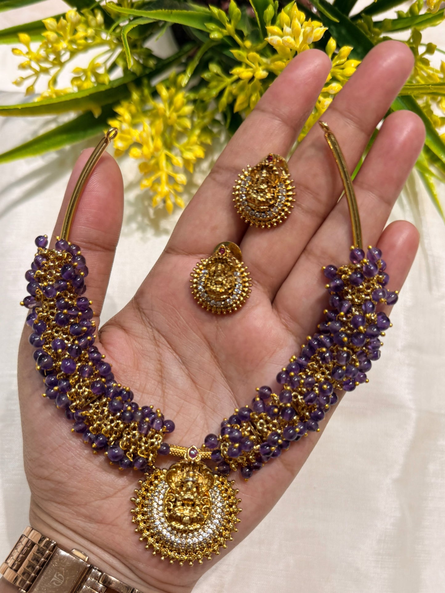 Lavender beads short necklace.