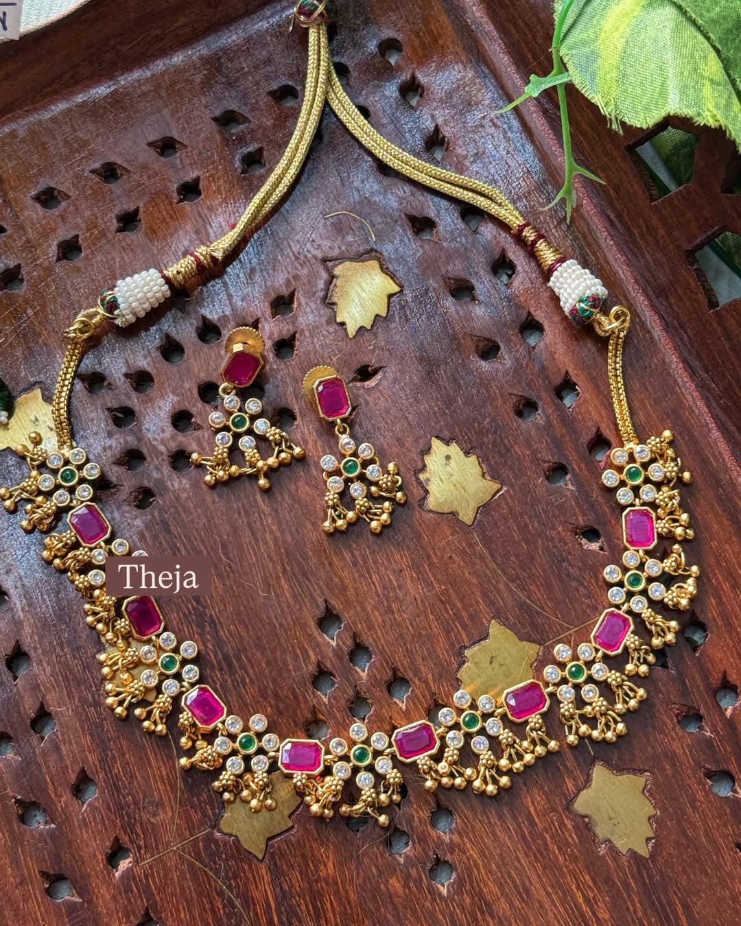 Premium Antique floral short necklace with earrings