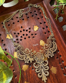 Fancy gold short necklace