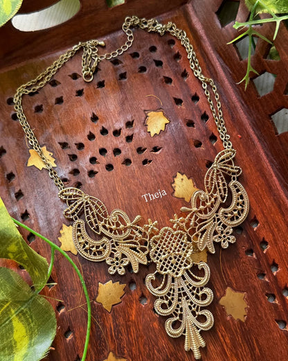 Fancy gold short necklace