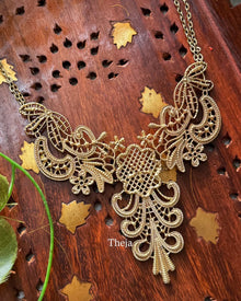 Fancy gold short necklace