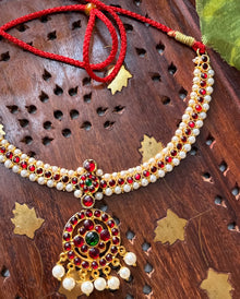 Red white kemp short necklace.