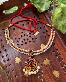 Red white kemp short necklace.