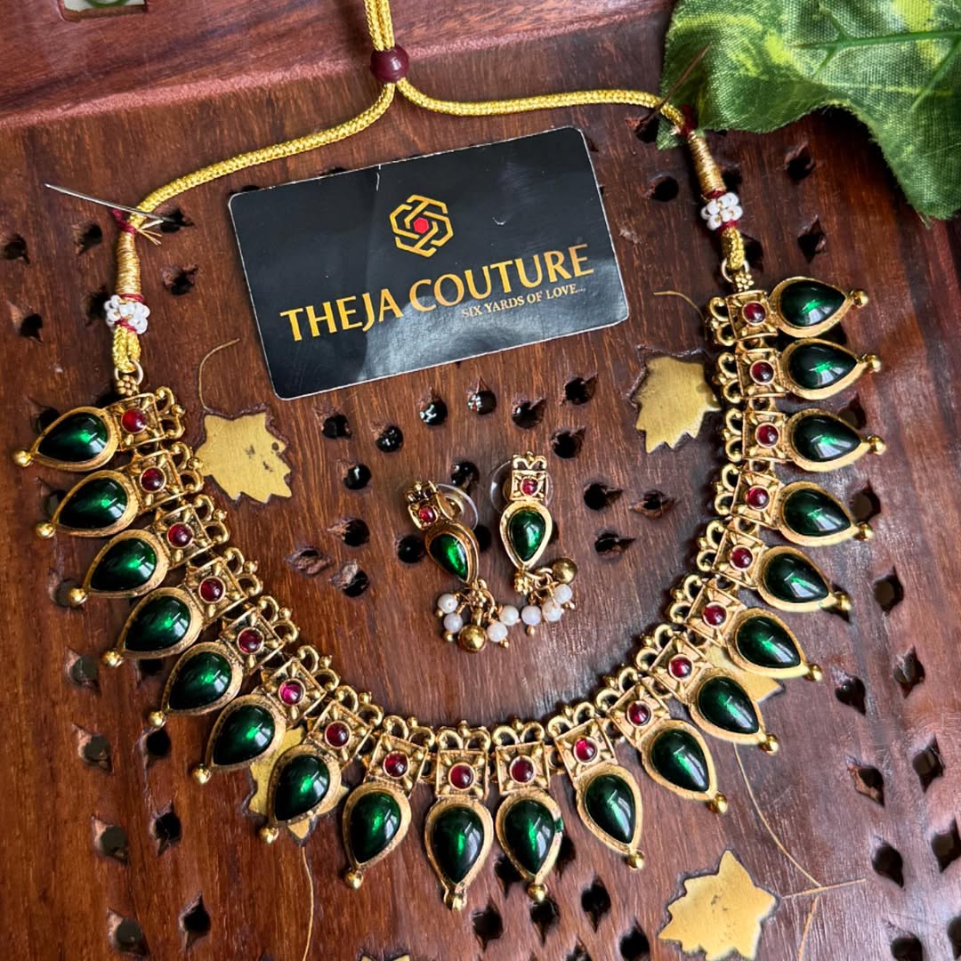 Traditional green pink short necklace.