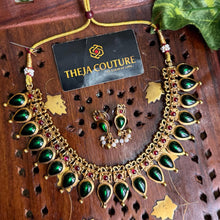 Traditional green pink short necklace.