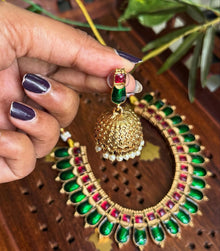 Short green antique gold necklace.